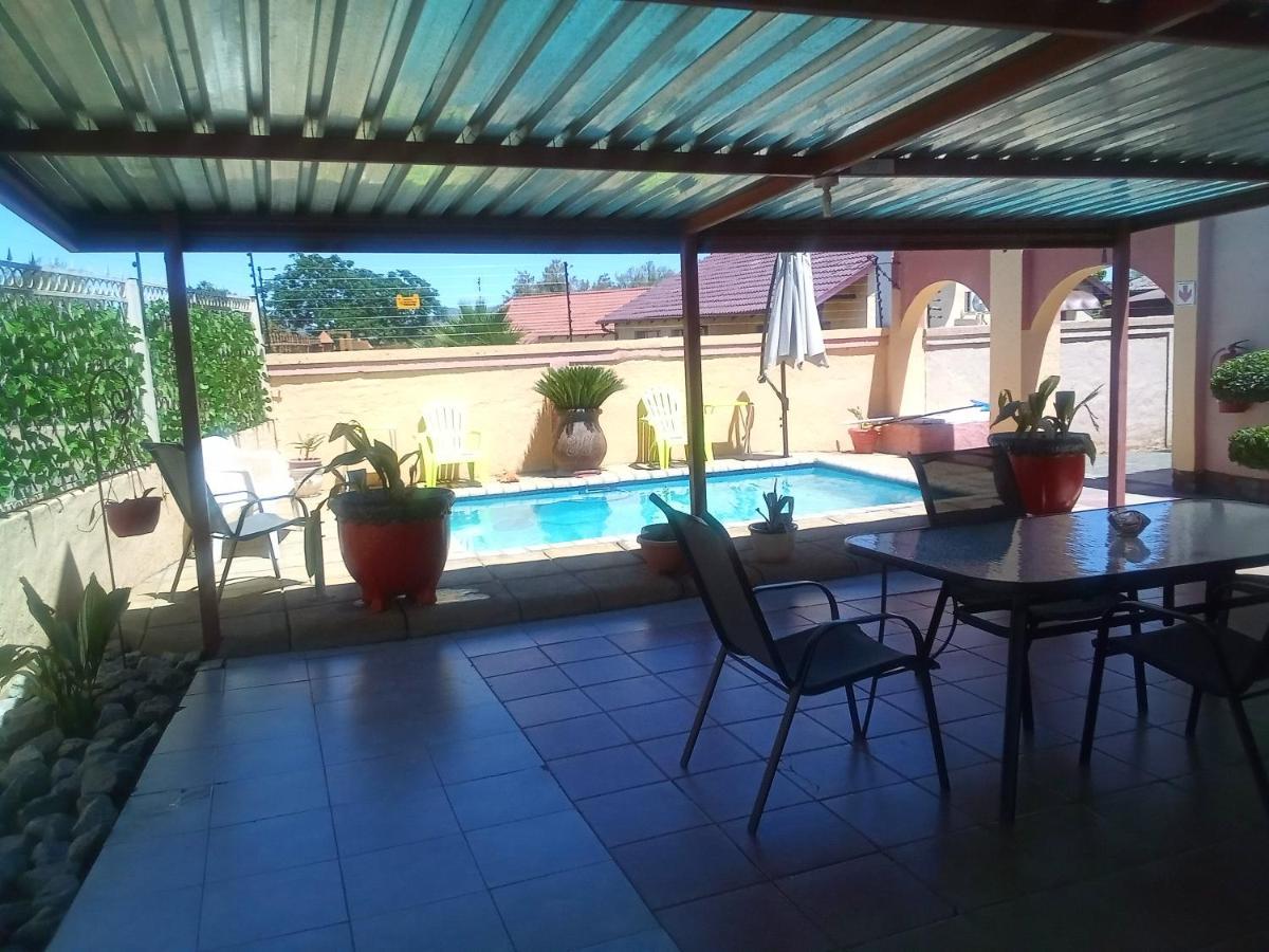 Joezebel Guesthouse Mogwase Ngoại thất bức ảnh