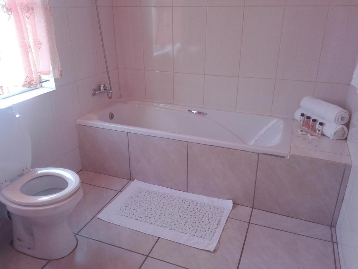 Joezebel Guesthouse Mogwase Ngoại thất bức ảnh
